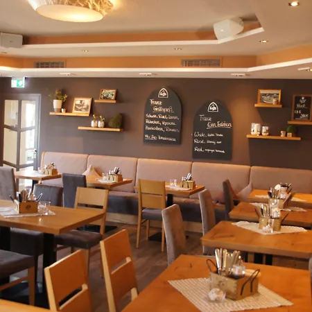 Dein Franz - Bistro, Kaffeebar & Outdoor-lounge - ホテル 3*